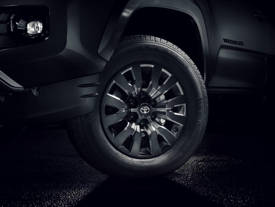 Колеса Toyota Tacoma Nightshade Double Cab 2020 года  (фото 3 из 10)